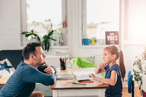 Kinder beim Lernen begleiten